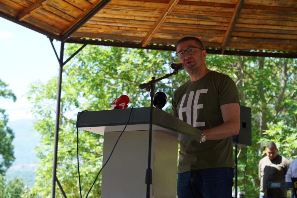 Мицкоски: Македонија треба да го поврати изгубеното, народот да не наседнува на лагите на СДСМ и од нив платен полусвет, ВМРО-ДПМНЕ и коалицијата се гаранција дека ќе се врати загубеното и нема да има уставни измени