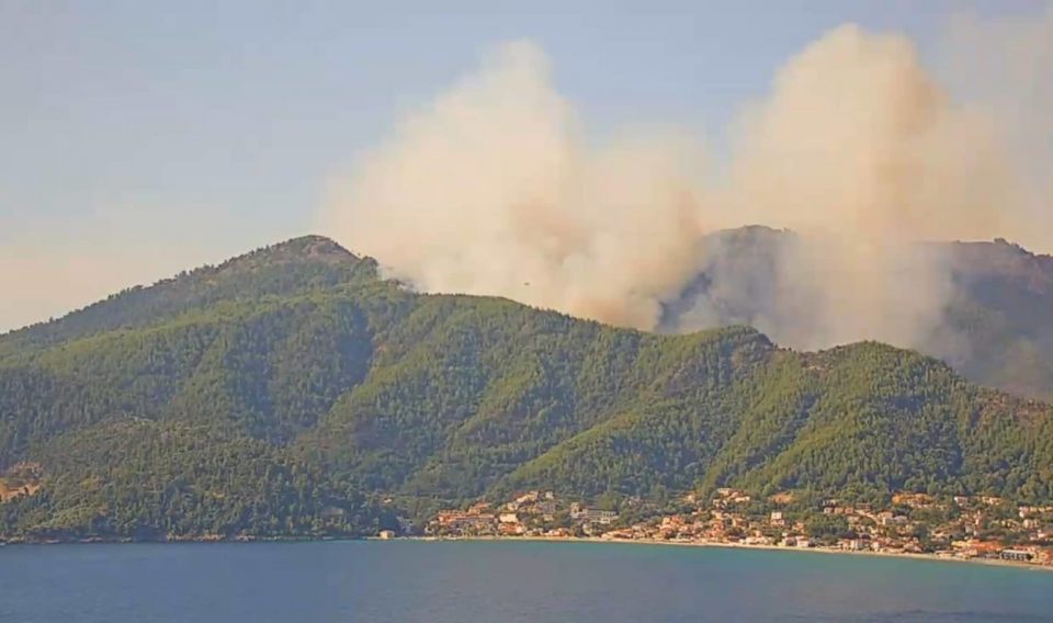 Голем шумски пожар на грчкиот остров Тасос