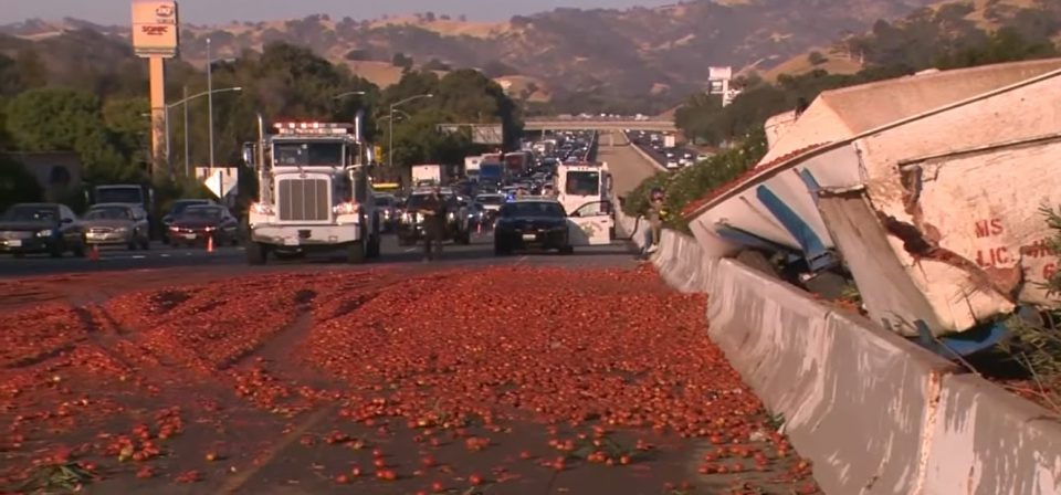(ФОТО) Верижен судир во САД поради истурени домати