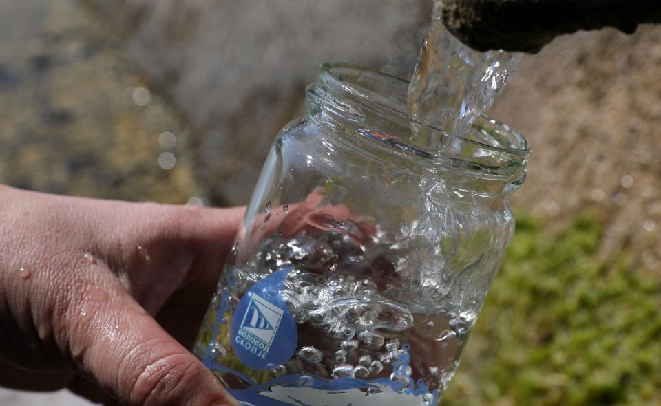 Половина од водата што влегува во јавните водоводи во земјава се „губи“