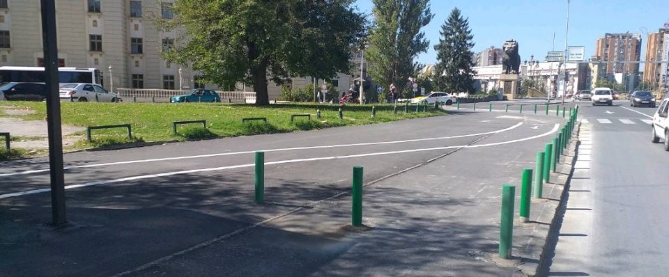 (ФОТО): Поставени нови заштитни столобови на градските сообраќајници за безбедност на пешаците и спречување на непрописно паркирање на возилата