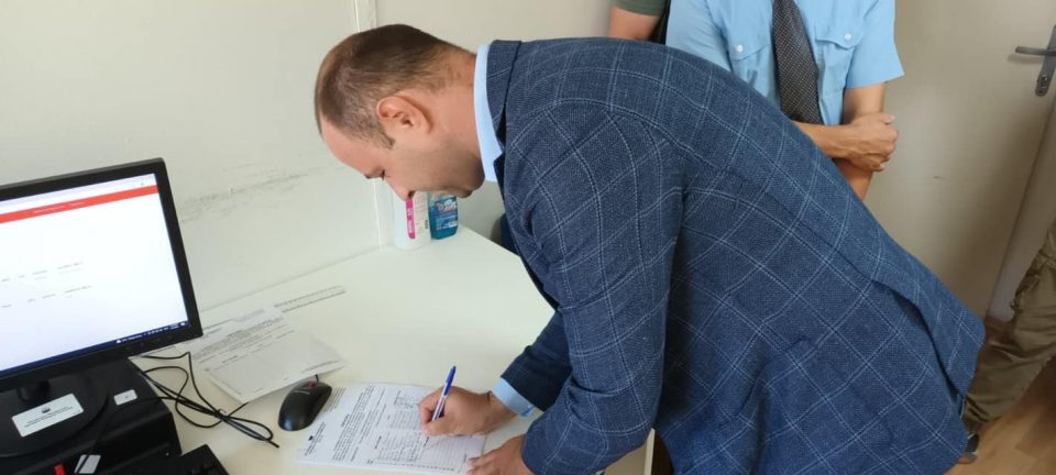 Мисајловски се потпиша на иницијативата за референдум: Повикувам на семакедонско обединување