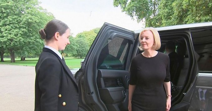 Новата британска премиерка Трас пристигна на прва средба со кралот Чарлс