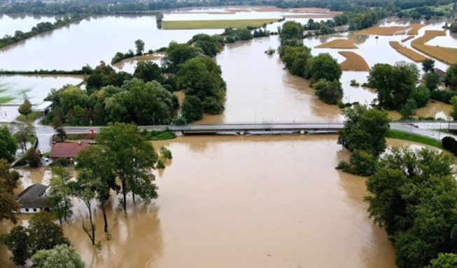 (ВИДЕО) Поплавени повеќе делови од Хрватска