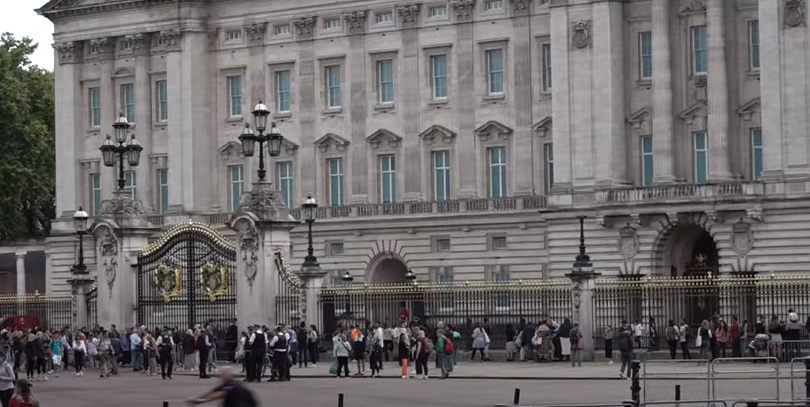 (ВИДЕО) BBC наеднаш ја прекина програмата, се емитуваат вонредни вести – стотици граѓани веќе започнаа да се собираат пред кралскиот дворец