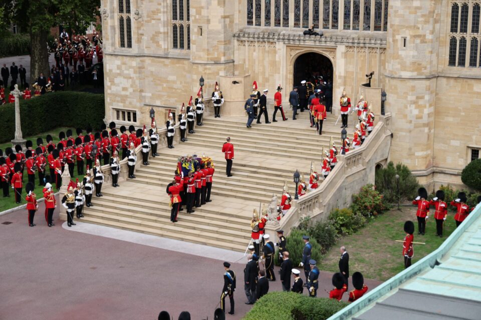 Кралицата Елизабета Втора погребана по приватна церемонија во Виндзор