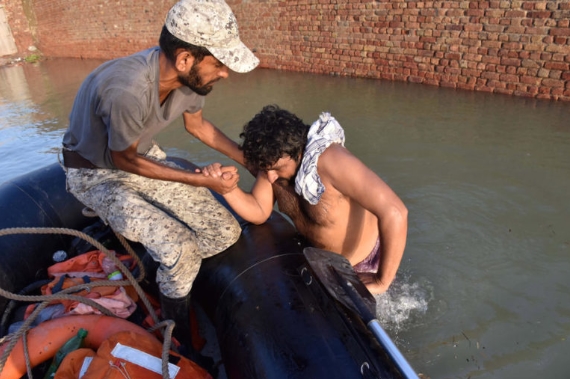 Поради поплавите во Пакистан се евакуираат милиони луѓе