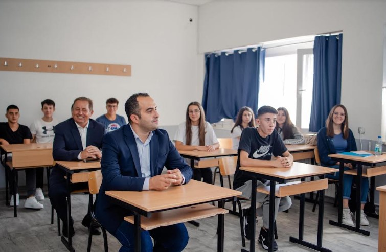 Шаќири: Значително подобрени условите за настава во училиштата во Струга