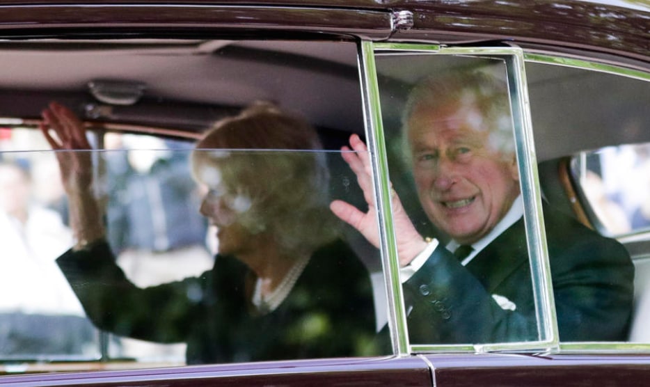 Кралот Чарлс Трети првпат пристигна во британскиот Парламент како монарх