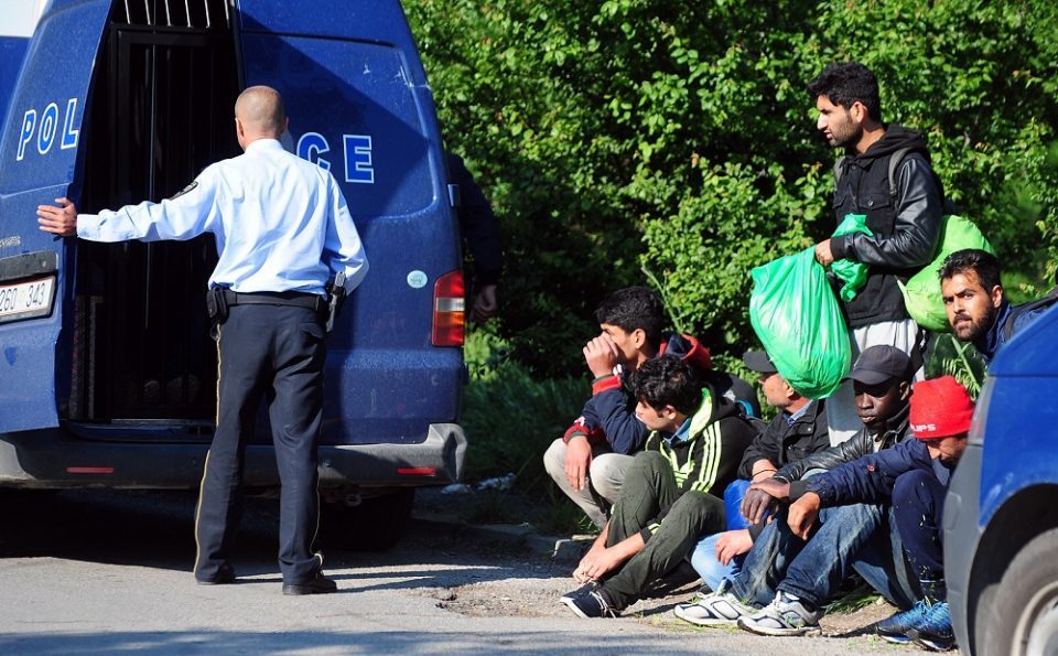 Во Македонија најдени 157 мигранти