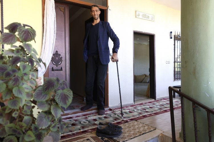 „Највисокиот човек на светот“ живее во куќа специјално дизајнирана за него