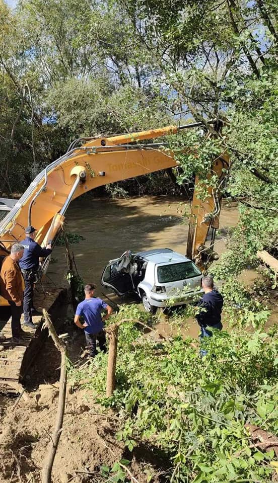 ЦУК: Потрагата е во тек- се уште не е пронајден возачот и евентуални сопатници од автомобилот што излета во реката Вардар