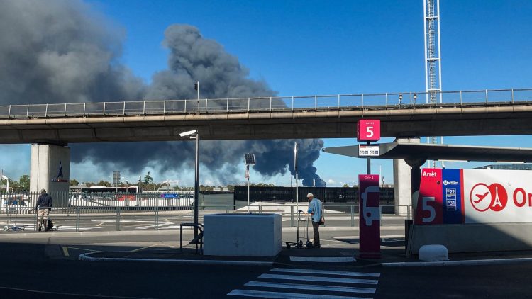 Голем пожар во Париз, гори најголемиот пазар во светот
