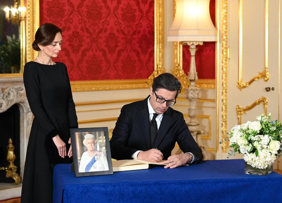 Претседателот Пендаровски и сопругата присуствуваа на погребот на Кралицата Елизабета Втора