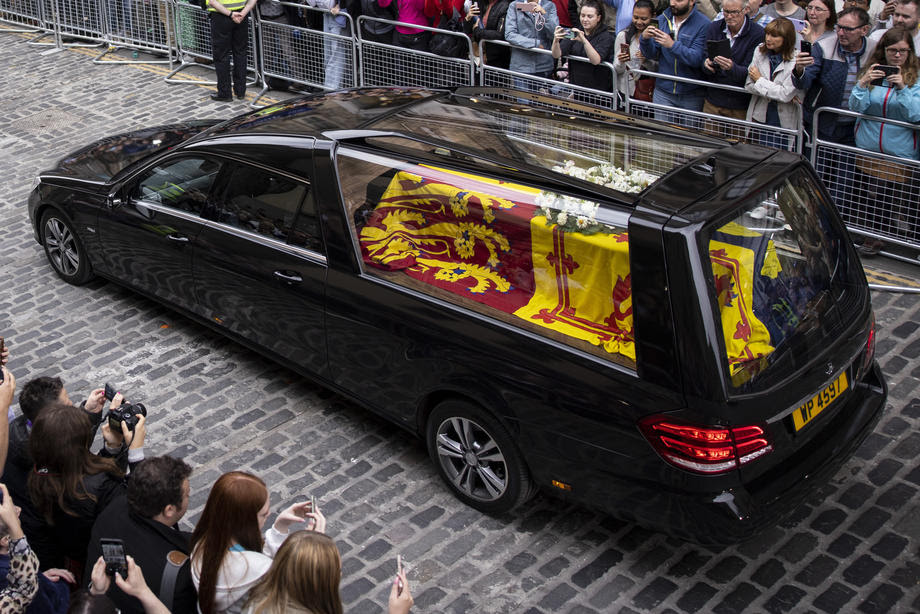 (ФОТО) Ковчегот на кралицата Елизабета пристигна во Единбург
