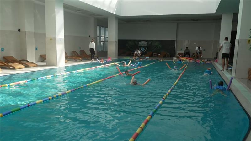 Првачињата и децата со попреченост од Општина Аеродром започнаа со бесплатно пливање