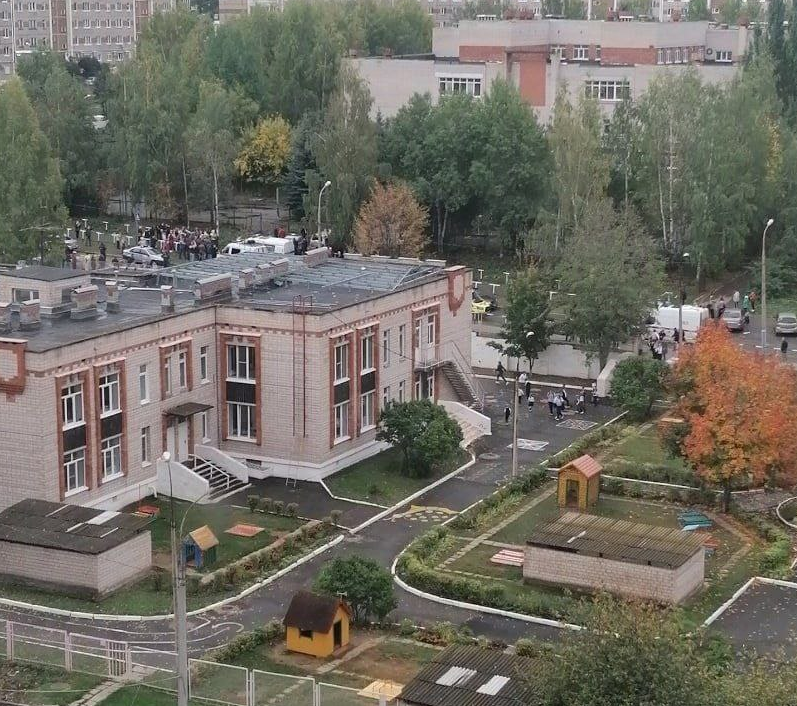 Шест лица загинаа во вооружен напад во училиште во руска Удмуртија