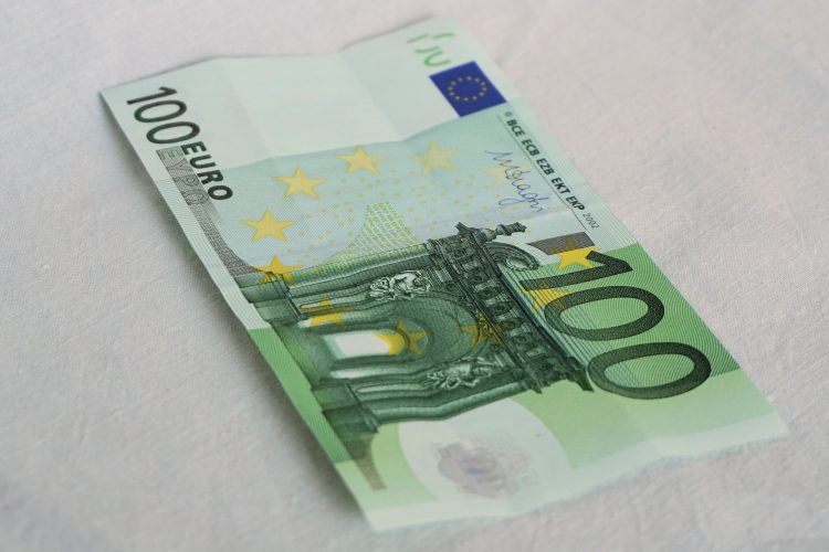 Скопјанец пуштил во оптек лажна банкнота во апоени од 100 евра
