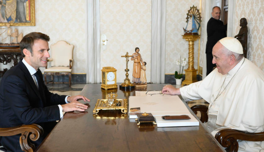 Макрон побара од папата Франциск да контактира со Путин и Бајден за мировниот процес во Украина