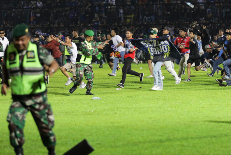 Најмалку 174 мртви во стампедото и немирите на фудбалскиот стадион во Индонезија