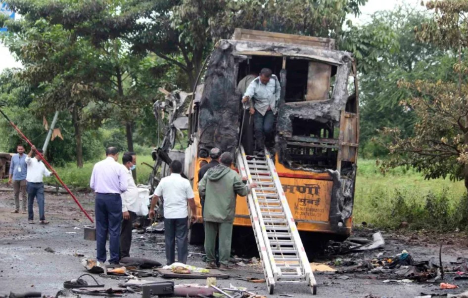 Трагедија во Индија: Најмалку 12 лица загинаа а 43 се повредени откако автобус се запали на автопат