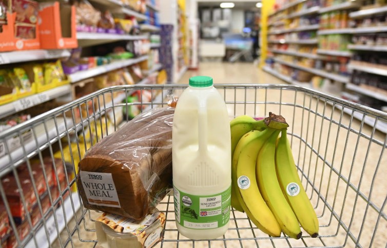 Речиси осум милиони Британци се мачат да ги платат сметките, остар пад на потрошувачката во продавниците за храна