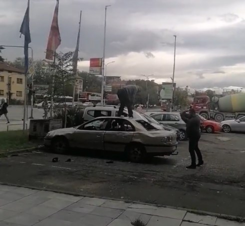 (ВИДЕО) Демолиран автомобил среде бел ден на паркингот пред Пошта на Железничка