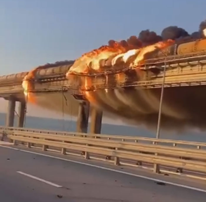Експлодира камион на Кримскиот мост по што се запалиле цистерни со гориво