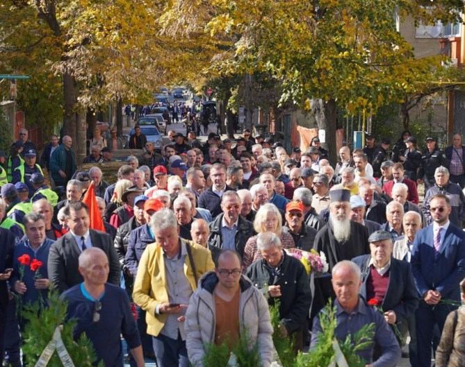 Мицкоски, Мизрахи и Ковачки положија цвеќе на споменикот на Гоце Делчев во Благоевград