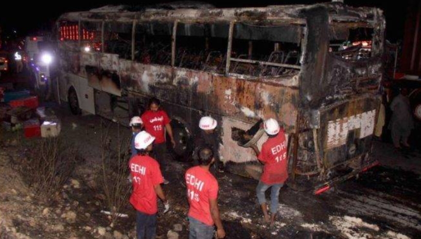 Седумнаесет членови на исто семејство загинаа во опожарен автобус во Пакистан