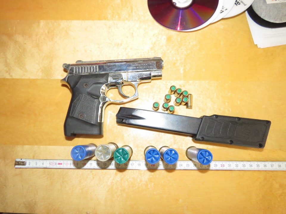 Пиштоли и муниција пронајдени при претрес во Кичево