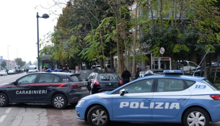 Еден мртов и четворица ранети во напад со нож во супермаркет крај Милано