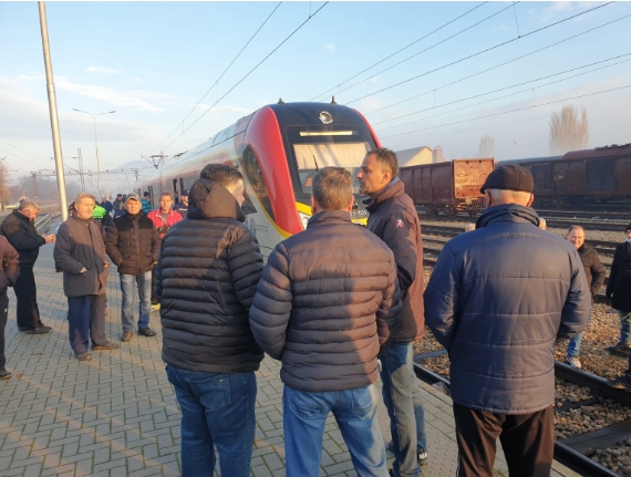 Два часа блокиран железничкиот сообраќај на станицата во Велес, вработените на „Колска“ на протест
