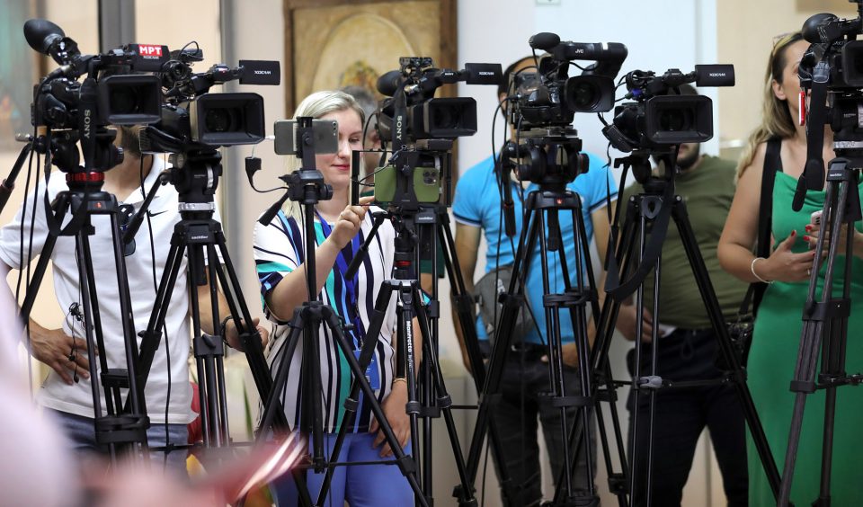ЕК нотира генерално поволна клима за слободата на медиумите и потпросечни плати за новинарите