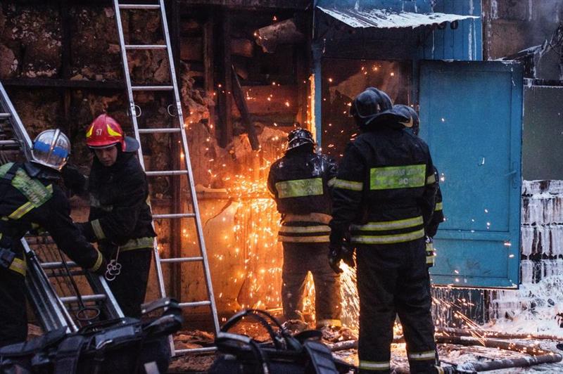 Гори хостел во Москва: Стотици спасени, уште многу заглавени внатре