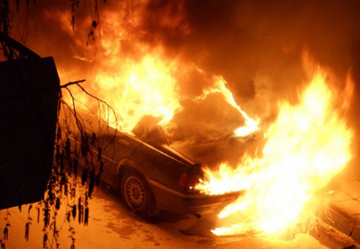 Запалени две возила во Волково