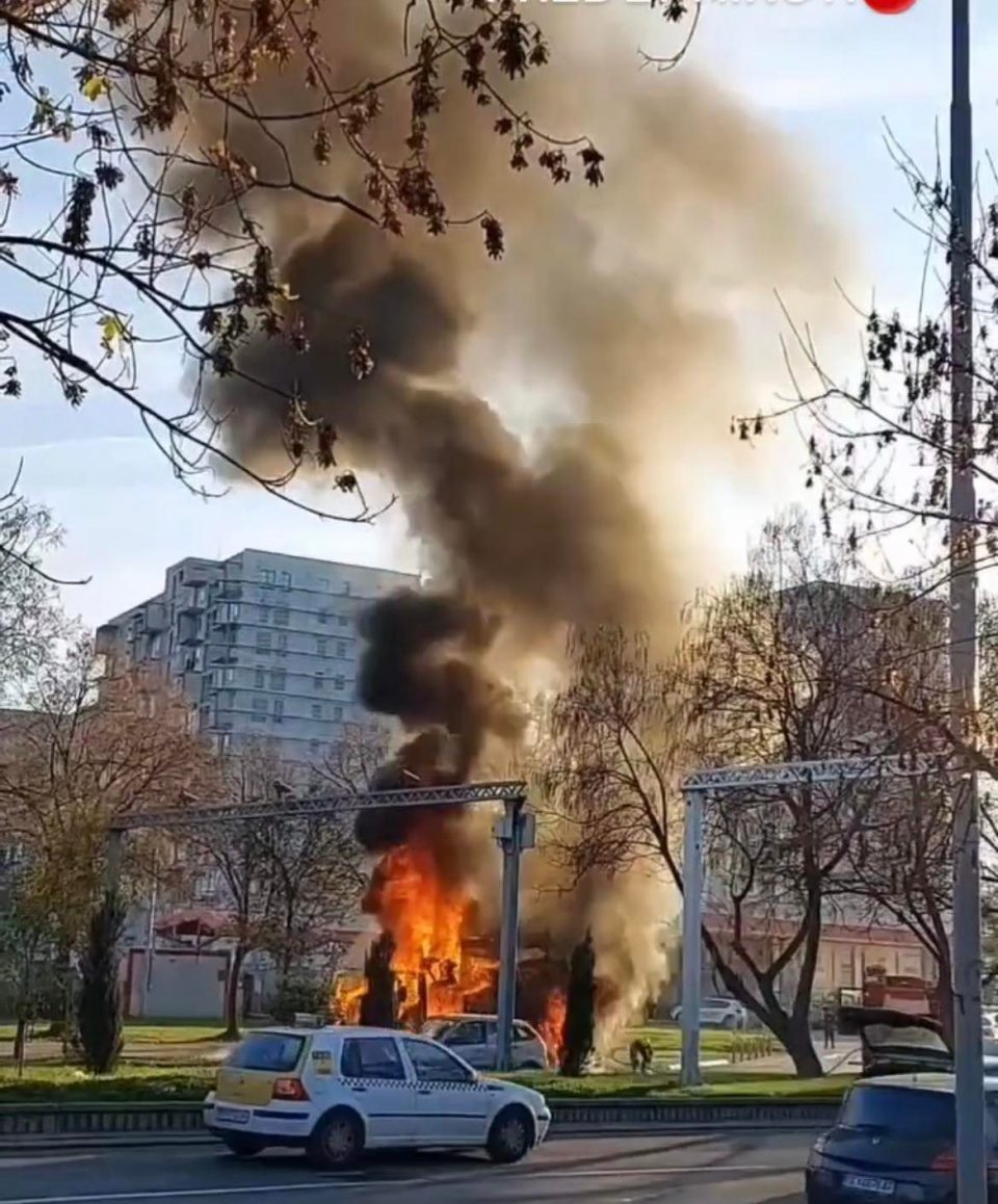 (ФОТО+ВИДЕО): Изгоре камион на булеварот пред „Континентал“