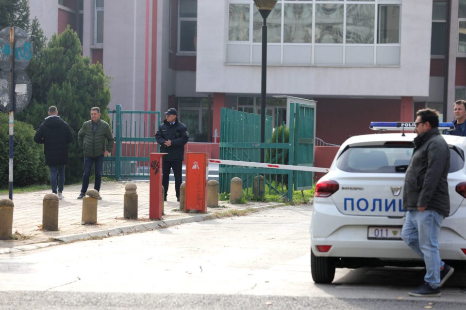 Дојави за бомби во 14 училишта во Скопје