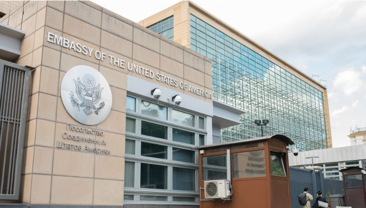 Разузнавачките агенции на САД и на Русија разговараат за нуклеарните ризици, соопшти Американската амбасада во Москва