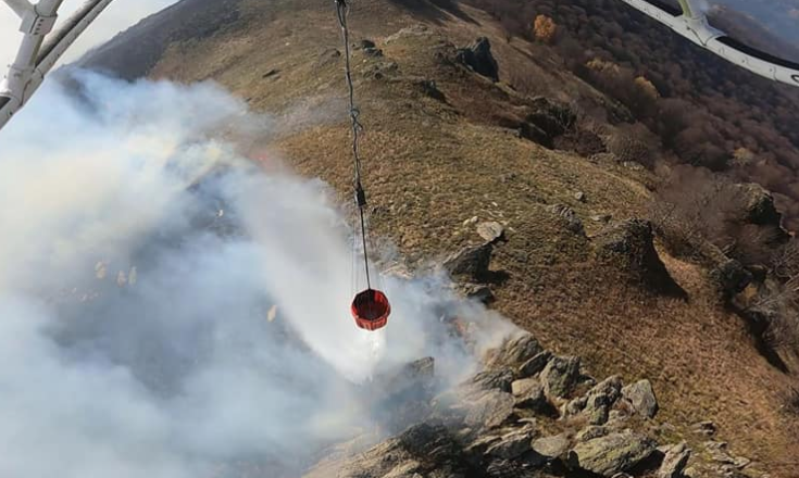 Хеликоптер на МВР го гаси пожарот кај планината Песјак