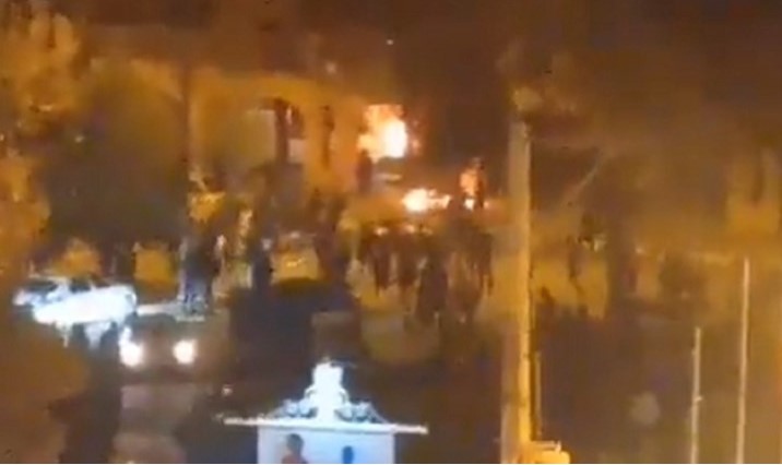 Иранските демонстранти ја запалија родната куќа на ајатолахот Хомеини