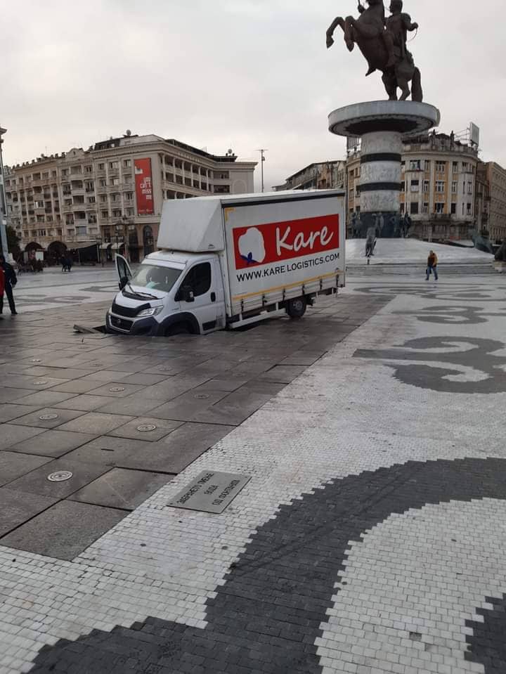 (ФОТО) По којзнае кој пат- камион пропадна на скопскиот плоштад