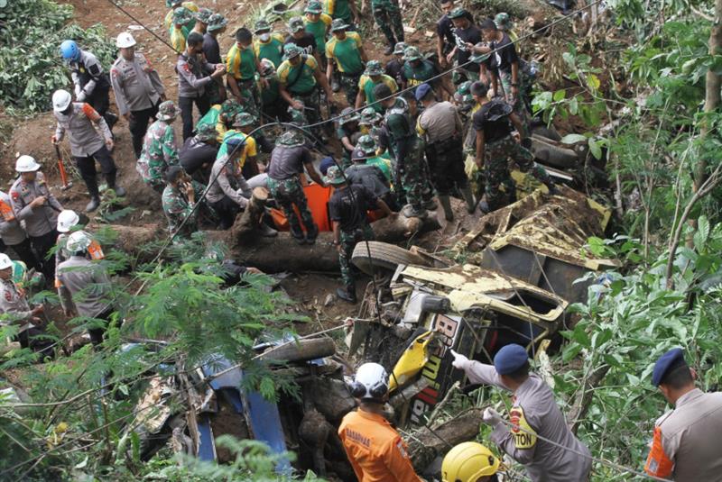 Спасувачките служби во Индонезија ја продолжуваат потрагата по исчезнатите во земјотресот