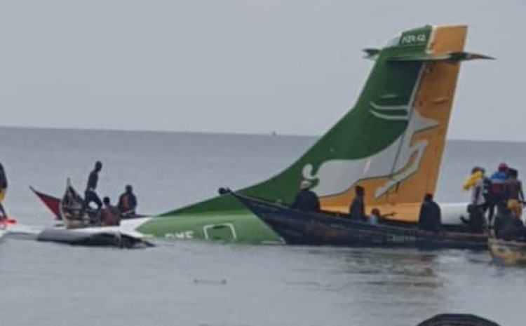Спасени 26 патници, познато зошто се урнал авионот во Танзанија
