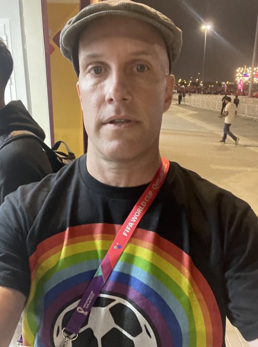 Американски новинар приведен на стадион во Катар поради маица со боите на виножитото