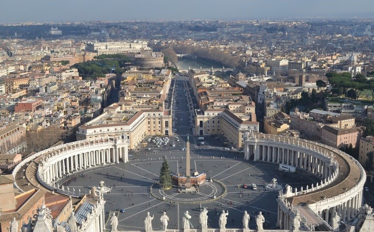 Ватикан се понуди да посредува меѓу Русија и Украина