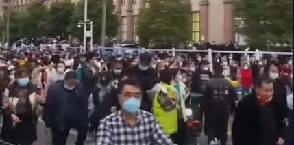 Стотици луѓе на анти-ковид протести во Вухан