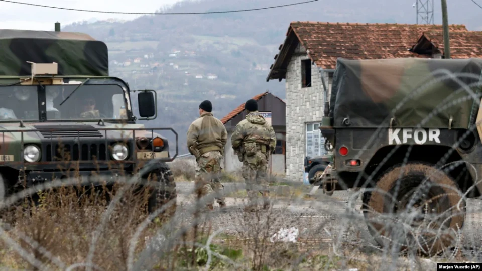 Еулекс им однел храна и облека на припадниците на косовската полиција на блокираниот премин Јариње