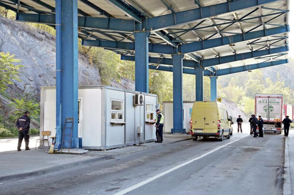 (ВИДЕО) Нормализиран сообраќајот на северот на Косово, премините Јариње и Брњак се отворени
