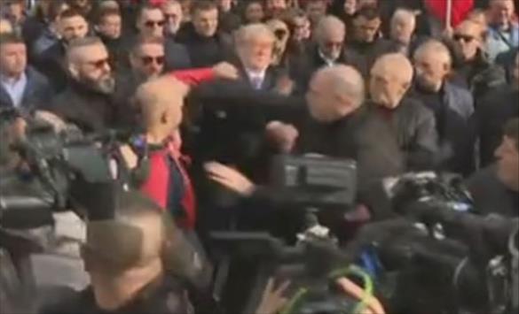 (ВИДЕО) Бериша нападнат со тупаница на протестот во Тирана